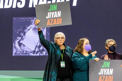 Claudia Roth - Bewegende Aktion zur Solidarit?t der k?mpfenden Frauen bei den Protesten im Iran - Der Parteitag von B?n-stock-foto