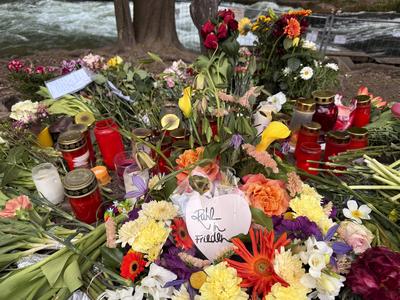 Blumen, Kerzen und ein Abschiedsbrief wurden als letzter Gruss an der Eisbachwelle abgelegt - Nach einem schweren Unfall-stock-foto