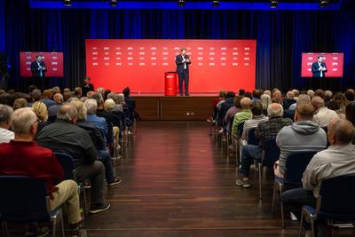 26.04.2025, Lars Klingbeil (SPD) w?hrend der Dialogkonferenz in Baunatal-stock-foto