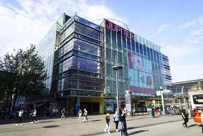 Aussenansicht Tag Das Jupiter wird zum Ende des Monats Geschlossen. Das ehemalige Karstadt Sport Gebaeude wurde zum Kreativplaneten Jupiter umfunktioniert. Kreative Koepfe bespielen das Haus mit Kunst, Musik, Design und Aktionen Hamburg Innenstadt 16.04.2025 Hamburg Deutschland *** Exterior view Day The Jupiter will be closed at the end of the month The former Karstadt Sport building has been converted into the creative planet Jupiter Creative minds fill the building with art, music, design and events Hamburg city center 16 04 2025 Hamburg Germany-stock-photo