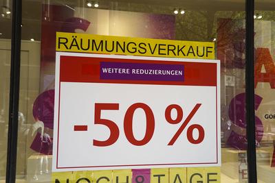Goertz erneut Insolvenz Plakate Raemungsverkauf Reduziert 50 und 70 Prozent Billiger im Schaufenster Filiale Krise im Einzelhandlel Immer mehr Leerstand, Geschaeftsaufgaben und Insolvenzen in der M?nckebergstrasse und der Spitalerstrasse Die Firmen Goertz, Depot, Wempe und auch das Jupiter Haus schliessen bzw. haben schon die beiden Einkaufsstrassen verlassen Hamburg Innenstadt 16.04.2025 Hamburg Deutschland *** Goertz insolvency again Posters clearance sale Reduced 50 and 70 percent cheaper in the shop window Store crisis in the retail trade More and more vacancies, business closures and insolvencies in M?nckebergstrasse and Spitalerstrasse The companies Goertz, Depot, Wempe and also Jupiter Haus are closing or have already left the two-stock-foto