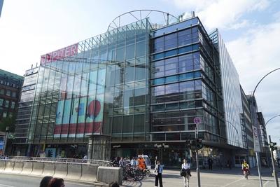 Aussenansicht Tag Das Jupiter wird zum Ende des Monats Geschlossen. Das ehemalige Karstadt Sport Gebaeude wurde zum Kreativplaneten Jupiter umfunktioniert. Kreative Koepfe bespielen das Haus mit Kunst, Musik, Design und Aktionen Hamburg Innenstadt 16.04.2025 Hamburg Deutschland *** Exterior view Day The Jupiter will be closed at the end of the month The former Karstadt Sport building has been converted into the creative planet Jupiter Creative minds fill the building with art, music, design and events Hamburg city center 16 04 2025 Hamburg Germany-stock-photo