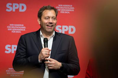 26.04.2025, Lars Klingbeil (SPD) w?hrend der Dialogkonferenz in Baunatal-stock-foto
