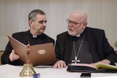 Vorsitzender Kardinal Reinhard MARX (Erzbischof von Muenchen, M?nchen, und Freising,r.) im Gespraech (Gespr?ch) mit Dr.-stock-foto