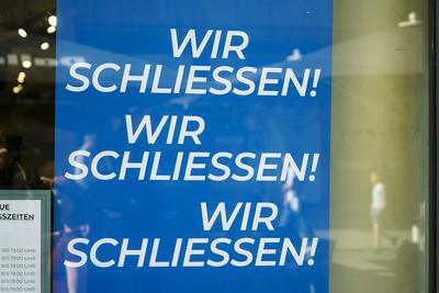 Depot Filliale Plakate Wir schliessen Alles Reduziert im Schaufenster Krise im Einzelhandlel Immer mehr Leerstand, Geschaeftsaufgaben und Insolvenzen in der M?nckebergstrasse und der Spitalerstrasse Die Firmen Goertz, Depot, Wempe und auch das Jupiter Haus schliessen bzw. haben schon die beiden Einkaufsstrassen verlassen Hamburg Innenstadt 16.04.2025 Hamburg Deutschland *** Depot Filliale Posters We close everything Reduced in the shop window Crisis in the retail trade More and more vacancies, business closures and insolvencies in M?nckebergstrasse and Spitalerstrasse The companies Goertz, Depot, Wempe and also the Jupiter Haus are closing or have already left the two shopping streets Hamburg city center 16 04 2025 Hamburg Germany-stock-foto