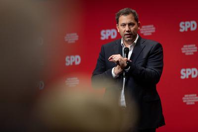 26.04.2025, Lars Klingbeil (SPD) w?hrend der Dialogkonferenz in Baunatal-stock-foto