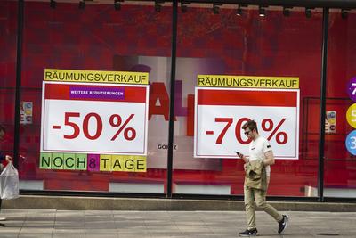 Goertz erneut Insolvenz Plakate Raemungsverkauf Reduziert 50 und 70 Prozent Billiger im Schaufenster Filiale Krise im Einzelhandlel Immer mehr Leerstand, Geschaeftsaufgaben und Insolvenzen in der M?nckebergstrasse und der Spitalerstrasse Die Firmen Goertz, Depot, Wempe und auch das Jupiter Haus schliessen bzw. haben schon die beiden Einkaufsstrassen verlassen Hamburg Innenstadt 16.04.2025 Hamburg Deutschland *** Goertz insolvency again Posters clearance sale Reduced 50 and 70 percent cheaper in the shop window Store crisis in the retail trade More and more vacancies, business closures and insolvencies in M?nckebergstrasse and Spitalerstrasse The companies Goertz, Depot, Wempe and also Jupiter Haus are closing or have already left the two-stock-foto