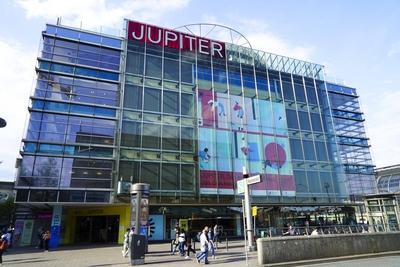 Aussenansicht Tag Das Jupiter wird zum Ende des Monats Geschlossen. Das ehemalige Karstadt Sport Gebaeude wurde zum Kreativplaneten Jupiter umfunktioniert. Kreative Koepfe bespielen das Haus mit Kunst, Musik, Design und Aktionen Hamburg Innenstadt 16.04.2025 Hamburg Deutschland *** Exterior view Day The Jupiter will be closed at the end of the month The former Karstadt Sport building has been converted into the creative planet Jupiter Creative minds fill the building with art, music, design and events Hamburg city center 16 04 2025 Hamburg Germany-stock-photo