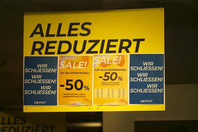 Depot Filliale Plakate Wir schliessen Alles Reduziert im Schaufenster Krise im Einzelhandlel Immer mehr Leerstand, Geschaeftsaufgaben und Insolvenzen in der M?nckebergstrasse und der Spitalerstrasse Die Firmen Goertz, Depot, Wempe und auch das Jupiter Haus schliessen bzw. haben schon die beiden Einkaufsstrassen verlassen Hamburg Innenstadt 16.04.2025 Hamburg Deutschland *** Depot Filliale Posters We close everything Reduced in the shop window Crisis in the retail trade More and more vacancies, business closures and insolvencies in M?nckebergstrasse and Spitalerstrasse The companies Goertz, Depot, Wempe and also the Jupiter Haus are closing or have already left the two shopping streets Hamburg city center 16 04 2025 Hamburg Germany-stock-foto
