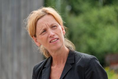 Kiel, Molfsee, 27. Juli 2020 W?hrend ihrer Sommertour besichtigte Kulturministerin Karin Prien heute den Neubau des Ein-stock-foto