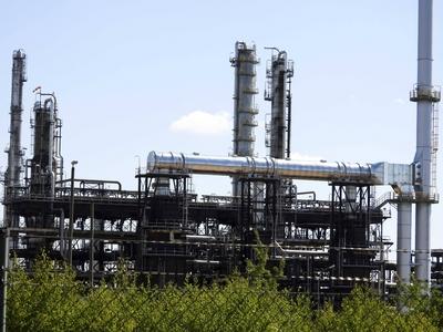 Archivbilder - Juni 2022 PCK Raffinerie Schwedt - Der Bund entzieht dem russischen Staatskonzern Rosneft die Beteiligung 17.09.2022 Schwedt / Brandenburg Rosneft will sich mit rechtlichen Schritten gegen die Ma?nahme wehren Der Bund hat dem russischen Staatskonzern Rosneft die Beteiligung an der Raffinerie PCK in Schwedt Nahe der Grenze zu Polen entzogen und unter die Aufsicht der Treuhandverwaltung der Bundesnetzagentur gestellt. Rosneft hat angk?ndigt sich gegen die Ma?nahme rechtlich zu wehren MV Deutschland *** Archive pictures June 2022 PCK Refinery Schwedt the Federation revokes the Russian State Company Rosneft the Participation 17 09 2022 Schwedt Brandenburg Rosneft will itself with legal Steps against the Measure fight back th-stock-foto