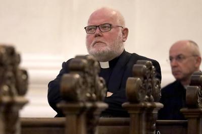 Reinhard Kardinal Marx (Erzbischof von M?nchen und Freising) beim Gottesdienst am zweiten Tag der Herbst-Vollversammlung-stock-foto