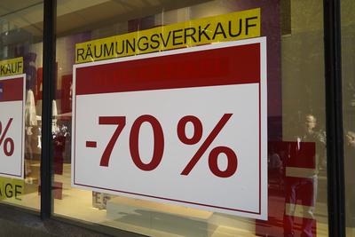 Goertz erneut Insolvenz Plakate Raemungsverkauf Reduziert 50 und 70 Prozent Billiger im Schaufenster Filiale Krise im Einzelhandlel Immer mehr Leerstand, Geschaeftsaufgaben und Insolvenzen in der M?nckebergstrasse und der Spitalerstrasse Die Firmen Goertz, Depot, Wempe und auch das Jupiter Haus schliessen bzw. haben schon die beiden Einkaufsstrassen verlassen Hamburg Innenstadt 16.04.2025 Hamburg Deutschland *** Goertz insolvency again Posters clearance sale Reduced 50 and 70 percent cheaper in the shop window Store crisis in the retail trade More and more vacancies, business closures and insolvencies in M?nckebergstrasse and Spitalerstrasse The companies Goertz, Depot, Wempe and also Jupiter Haus are closing or have already left the two-stock-foto