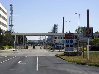 Archivbilder - Juni 2022 PCK Raffinerie Schwedt - Der Bund entzieht dem russischen Staatskonzern Rosneft die Beteiligung 17.09.2022 Schwedt / Brandenburg Rosneft will sich mit rechtlichen Schritten gegen die Ma?nahme wehren Der Bund hat dem russischen Staatskonzern Rosneft die Beteiligung an der Raffinerie PCK in Schwedt Nahe der Grenze zu Polen entzogen und unter die Aufsicht der Treuhandverwaltung der Bundesnetzagentur gestellt. Rosneft hat angk?ndigt sich gegen die Ma?nahme rechtlich zu wehren MV Deutschland *** Archive pictures June 2022 PCK Refinery Schwedt the Federation revokes the Russian State Company Rosneft the Participation 17 09 2022 Schwedt Brandenburg Rosneft will itself with legal Steps against the Measure fight back th-stock-foto
