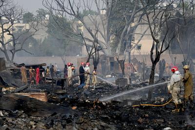 Two Children Die, Five Injured After Massive Fire Breaks Out At Jhuggi Cluster In Delhi's Rohini-stock-foto