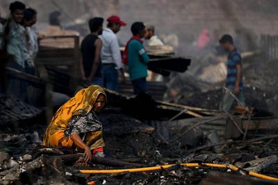 Two Children Die, Five Injured After Massive Fire Breaks Out At Jhuggi Cluster In Delhi's Rohini-stock-foto