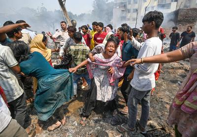 Two Children Die, Five Injured After Massive Fire Breaks Out At Jhuggi Cluster In Delhi's Rohini-stock-foto