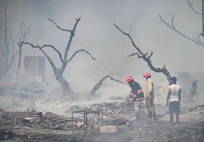 Two Children Die, Five Injured After Massive Fire Breaks Out At Jhuggi Cluster In Delhi's Rohini-stock-foto