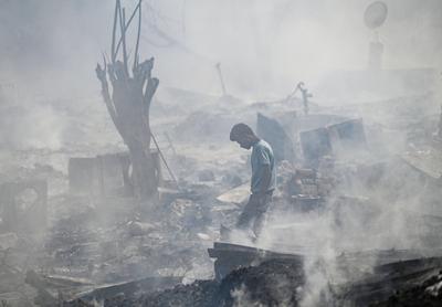 Two Children Die, Five Injured After Massive Fire Breaks Out At Jhuggi Cluster In Delhi's Rohini-stock-foto