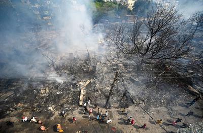 Two Children Die, Five Injured After Massive Fire Breaks Out At Jhuggi Cluster In Delhi's Rohini-stock-foto