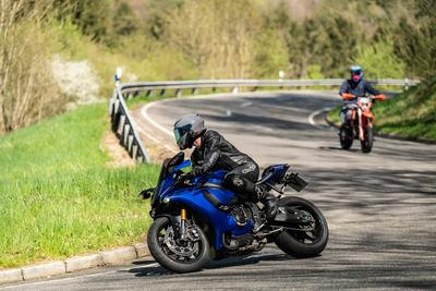 Motorradfahrer fahren auf einer Landstra?e in der N?he des N?rburgrings. Tausende Motorradfahrer nahmen beim sogenannten-stock-foto