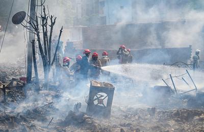 Two Children Die, Five Injured After Massive Fire Breaks Out At Jhuggi Cluster In Delhi's Rohini-stock-foto