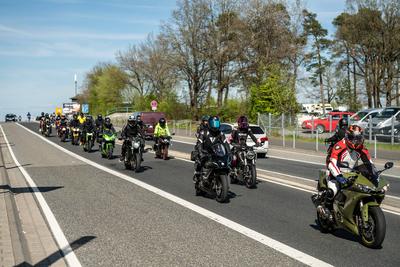 Zahlreiche Motorradfahrer fahren auf der Bundesstra?e 258 (B258) in der N?he des N?rburgrings. Tausende Motorradfahrer n-stock-foto
