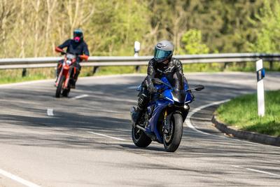 Motorradfahrer fahren auf einer Landstra?e in der N?he des N?rburgrings. Tausende Motorradfahrer nahmen beim sogenannten-stock-foto