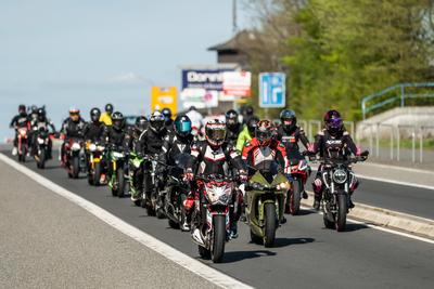 Zahlreiche Motorradfahrer fahren auf der Bundesstra?e 258 (B258) in der N?he des N?rburgrings. Tausende Motorradfahrer n-stock-foto