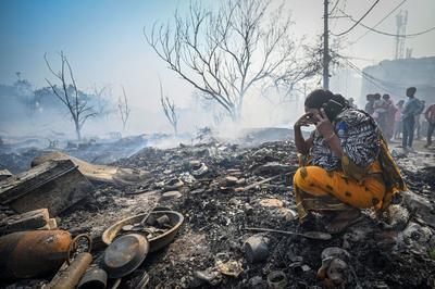 Two Children Die, Five Injured After Massive Fire Breaks Out At Jhuggi Cluster In Delhi's Rohini-stock-foto