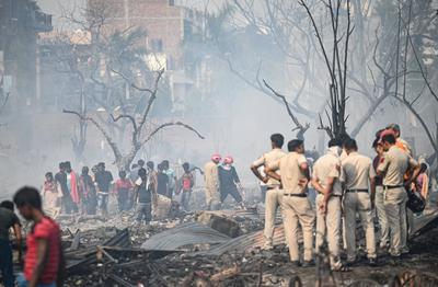 Two Children Die, Five Injured After Massive Fire Breaks Out At Jhuggi Cluster In Delhi's Rohini-stock-foto