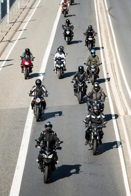 Zahlreiche Motorradfahrer fahren auf der Bundesstra?e 258 (B258) in der N?he des N?rburgrings. Tausende Motorradfahrer n-stock-foto