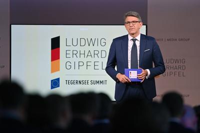Verleger Wolfram WEIMER (Weimer Medio Group) auf der Buehne, Einzelbild,angeschnittenes Einzelmotiv,Halbfigur,halbe Figu-stock-foto
