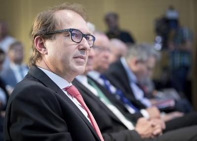 Bundesverkehrsminister Alexander Dobrindt CSU sitzt waehrend einer Pressekonferenz des Nationalen-stock-foto