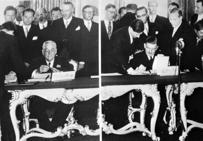 Bildnummer: 55881163  Datum: 01.01.1955  Copyright: imago/United ArchivesAmerican Secretary of State John Foster Dulles ( left ) and Austrian Foreign Minister Leopold Figil ( right ) , signing the Austrian State Treaty at the Belvedere Palace , Vienna . 16 May 1955 Mono Negative !AUFNAHMEDATUM GESCH?TZT! kbdig 1955 quer politics politicians diplomats Bildnummer 55881163 Date 01 01 1955 Copyright Imago United Archives American Secretary of State John Foster Dulles left and Austrian Foreign Ministers Leopold Figil Right Signing The Austrian State Treaty AT The Belvedere Palace Vienna 16 May 1955 Mono Negative date estimated Kbdig 1955 horizontal POLITICS Politicians Diplomats-stock-photo