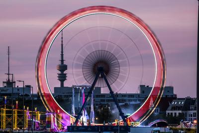 Das Riesenrad leuchtet in der D?mmerung, M?nchner Fr?hlingsfest, Sonntagabend, M?nchen, 27. April 2025-stock-foto