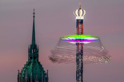 Der BayernTower leuchtet im Abendrot, vor dem Kirchturm von St. Paul, M?nchner Fr?hlingsfest am Sonntagabend, M?nchen, 27. April 2025-stock-foto