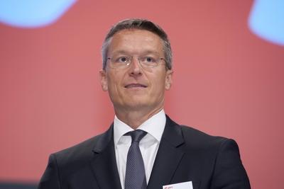 Dr Karsten WILDBERGER neues Vorstandsmitglied Portraet Portr?t Portrait angeschnittenes Einzel-stock-foto