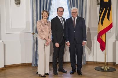 Bundespraesident Frank-Walter Steinmeier (R) und seine Frau Elke Buedenbender (L) mit Alexander Dobdrindt (C, CSU) beim-stock-foto