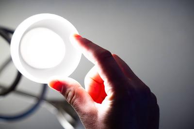 Munich, Bavaria, Germany - February 27, 2025: A hand holds a bright LED lamp while the light shines brightly. The pictur-stock-foto