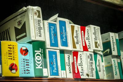 Cigarette sales in New York Cartons of cigarettes in the window of a grocery store in Brooklyn inNew York on Sunday, Aug-stock-foto