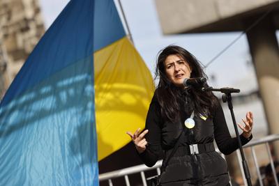 Serap G?ler bei einer Demonstration gegen den Krieg in der Ukraine organisiert vom Verein Blau-Gelbes Kreuz auf dem Ron-stock-foto
