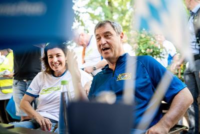 Radl und Radi Markus S?der auf Radltour durch Mittelfranken, Ankunft Gaststube und Biergarten Gutmann am Dutzendteich in-stock-photo