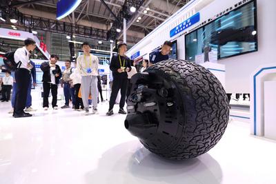 FUZHOU, CHINA - APRIL 28: A spherical robot is on display at the on-site experience area of 8th Digital China Summit on-stock-foto