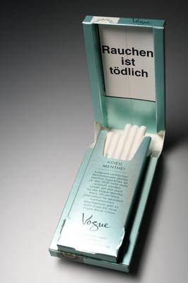 Verbot von Menthol-Zigaretten ab dem 20.Mai 2020 europaweit im Rahmen der EU-Tabakrichtlinie - Zigarettenschachtel mit-stock-foto