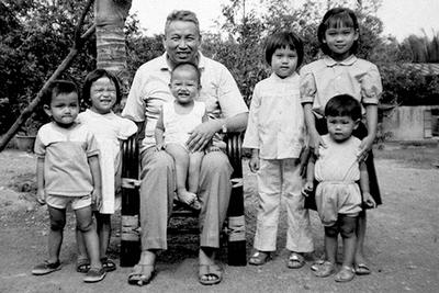 Cambodia: Khmer Rouge leader Saloth Sar, aka Pol Pot, sitting with group of children at Anlong Veng c1990 Khmer Rouge le-stock-photo