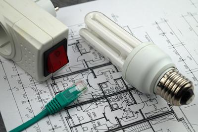 Netzwerkstecker, Leuchtmittel und Steckdose mit Schalter auf Bauzeichnung, Symbolbild fuer Smart Home network plug, ligh-stock-foto
