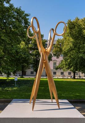 Sculpture Populaire Kunstwerk am Bebelplatz in Berlin *** Sculpture Populaire artwork at Bebelplatz in Berlin 1020917280-stock-photo