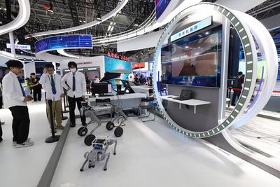 FUZHOU, CHINA - APRIL 28: People visit the on-site experience area of 8th Digital China Summit on April 28, 2025 in Fuzh-stock-foto
