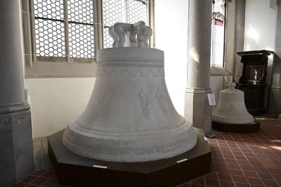 Gipsmodell einer Glocke. Die Pfarrkirche St. Peter und Paul in G?rlitz, kurz Peterskirche genannt. G?rlitz, 27.04.2025 S-stock-foto